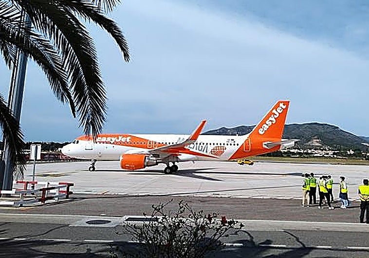 Revuelo en un avión de Málaga a Londres con una anciana fallecida: los pasajeros creen que embarcó muerta